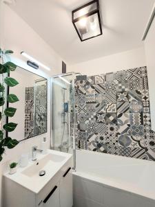 德布勒森AwesHome City Apartment的白色的浴室设有水槽和淋浴。
