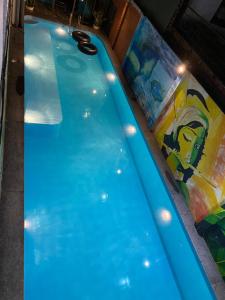 峰牙Thien Thanh Hotel的一个带滑梯的大型游泳池