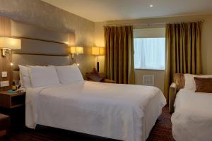 庞蒂浦贝斯特韦斯特庞蒂浦新城酒店的酒店客房设有两张床和窗户。