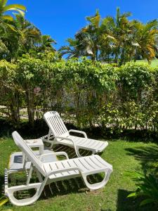 圣安尼Gîte Zandoli Koko的两把白色草坪椅,坐在草地上