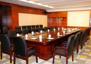 武汉F·天下会议中心的大型会议室,配有大桌子和椅子