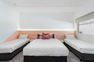 麦凯Bel Air Motel的带窗户的客房内设有两张单人床。