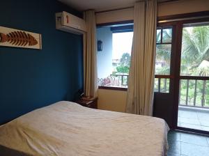 布希奥斯Le Corsaire的一间卧室设有一张床和一个大窗户