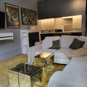 布莱顿霍夫5 Luxury Spacious Loft - Prime Location - Comfortable Bed & Sofa的客厅配有沙发和桌子