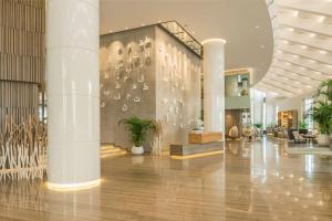 迪拜皇家艾美国际海滩度假村的种植盆栽植物的建筑的大厅