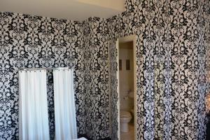 佛罗伦萨Hotel Universo - WTB Hotels的浴室设有黑色和白色图案的墙壁