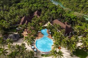 Oro Bay松林岛子午线度假酒店的享有度假村游泳池的空中景致