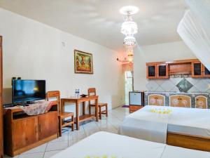 罗威那德意志埃克理科斯特酒店的一间卧室配有一张床、一张书桌和一台电视