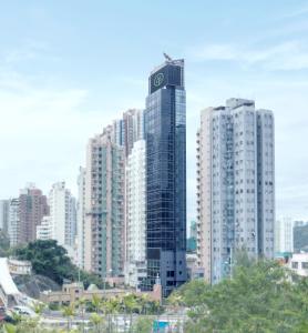 香港Urbanwood Ap Lei Chau的一座高大的建筑,上面有城市的标志