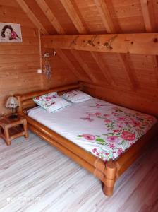 桑泰克Chalet Familial en Bois à 150 m de la Mer的小屋内木制房间的一个床位