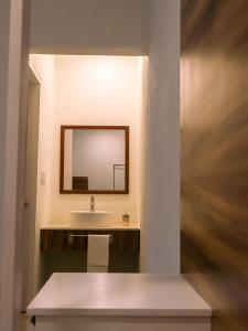 Isla AguadaHOTEL ISLA的一间带水槽和镜子的浴室