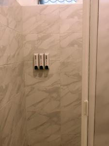 Isla AguadaHOTEL ISLA的带淋浴的浴室,墙上设有两个插座