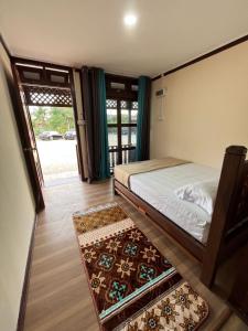瓜拉丁加奴Inap Nekmi Kuala Terengganu With Pool的卧室配有一张床,地板上铺有地毯