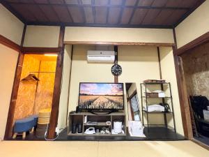 Ichinomiya宿いちのみや的一间位于客房角落的带电视的客厅