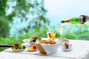 洞爷湖洞爷湖温莎Spa度假酒店的一张桌子,上面放着盘子和一瓶香槟