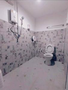 班武里府桑拉克度假村的一间肮脏的浴室,内设卫生间