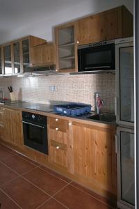 蔻提Chata H&D Červenohorské Sedlo的厨房配有木制橱柜和炉灶烤箱。
