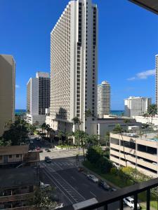 檀香山Waikiki Sunset的享有城市天际线和高楼的景色