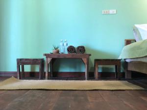 高兰Navareeya House Seaview的客厅配有桌子和两把椅子