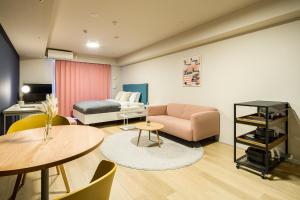 东京Section L Residence Ginza的客房设有床、沙发和桌子。