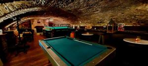 罗伯特维尔LATYKA B&B的洞穴内酒吧的台球桌
