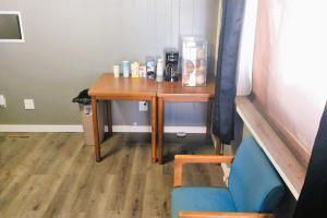 Love Hotels Desert Inn & RV at Boysen Wind River WY的客房设有书桌、椅子和桌子。