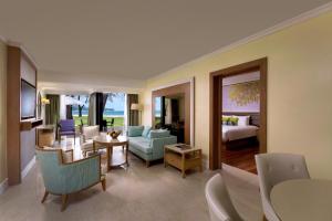 邦涛海滩Dusit Thani Laguna Phuket的带沙发的客厅和带沙发床的房间