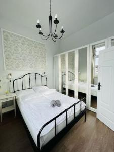 塔尔努夫Lawendowy - Apartamenty Smart Projekt的一间卧室配有一张大床和一个吊灯。