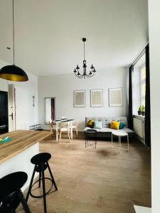 塔尔努夫Lawendowy - Apartamenty Smart Projekt的客厅配有沙发和桌子