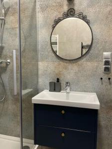 塔尔努夫Lawendowy - Apartamenty Smart Projekt的一间带水槽和镜子的浴室