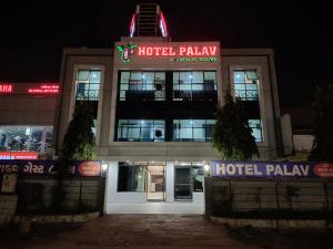 艾哈迈达巴德Hotel Palav Palace的一座晚上亮着灯的酒店宫殿