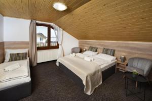 波普拉德Vila Martina的酒店客房设有两张床和窗户。
