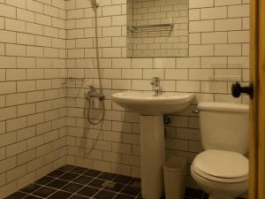 花莲市小旅行迷你公寓的白色的浴室设有水槽和卫生间。