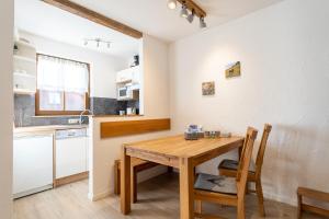 巴特欣德朗Edelweiß的厨房以及带木桌的用餐室。