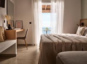 拉加纳斯Villa Grimani的一间卧室配有一张床、一张书桌和一个窗户。