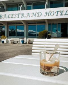 巴里斯川巴莱斯特兰酒店 的坐在酒店前桌边喝一杯