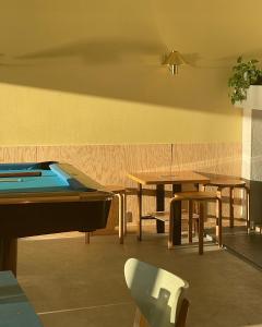 巴里斯川巴莱斯特兰酒店 的一间设有台球桌和两张桌子的房间