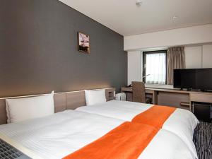 新泻新泻第一酒店的酒店客房设有一张大床和一张书桌。