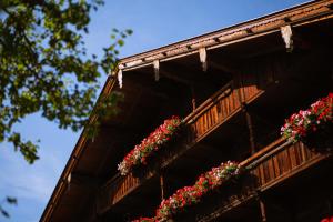 阿尔卑巴赫组普酒店的建筑一侧的阳台,带花箱