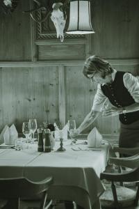 阿尔卑巴赫组普酒店的站在餐厅桌子上的女人