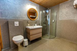 Gardur灯塔旅馆的浴室配有卫生间、淋浴和盥洗盆。