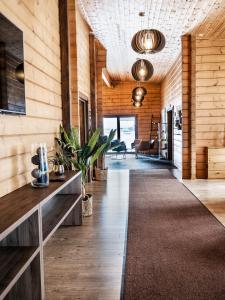 Gardur灯塔旅馆的走廊设有木镶板,走廊设有长地毯