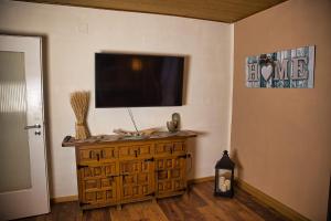 Haus Waldblick的客厅的墙上配有电视