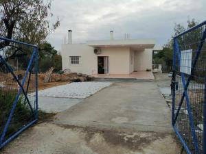 PévkaCostasFarmhouse, Pallini, Near Athens Airport的前面有门的建筑