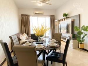 马六甲Seaview Suite SS Melaka by BetaStay的客厅设有餐桌和椅子