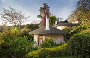 考科帝国普凯瓦山度假酒店的上面有十字架的小房子