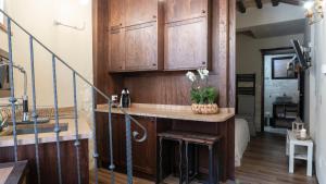 佩鲁贾Angolo Dei Priori - city center-的厨房配有木制橱柜和鲜花桌