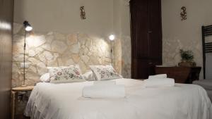 佩鲁贾Angolo Dei Priori - city center-的卧室配有白色的床和2个枕头