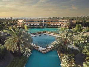 马拉喀什文华东方度假酒店，马拉喀什的享有带游泳池的度假村的空中景致