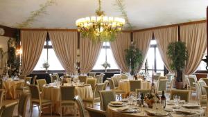 阿尔巴诺拉齐亚莱米拉蓝歌酒店的一间带桌椅和吊灯的用餐室
